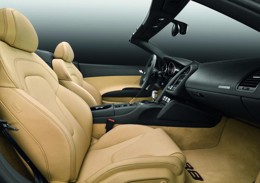 Интерьер Audi R8 Spyder 5.2 FSI Quattro 2010 года  (WW) (фото 26 из 79)